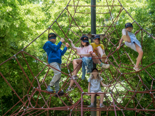 Programm kinder im klettergerüst gemeinsam